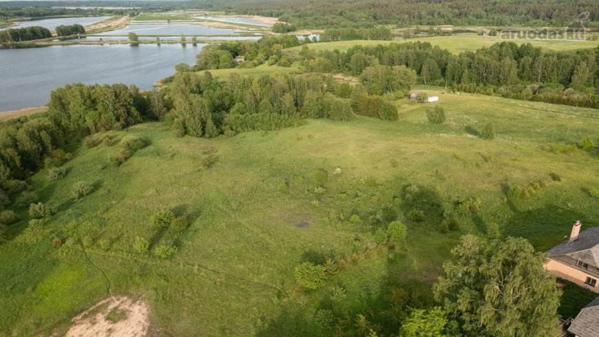 Parduodamas 1.57 ha sklypas su suformuota ūkininko sodyba Kurtuvėnų regioniniame parke